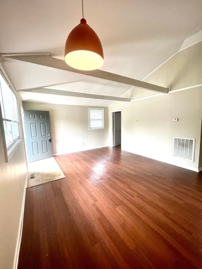 Photo - 2 Bedroom 1 Bath Culdesac Duplex in Inglewood for Rent. It’s great!