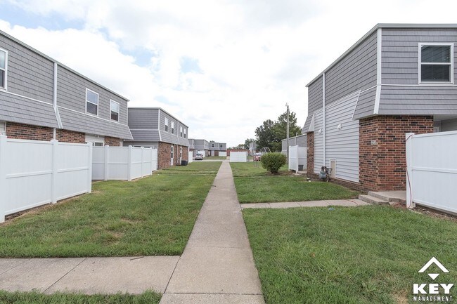 Courtyard 1 - Safari West