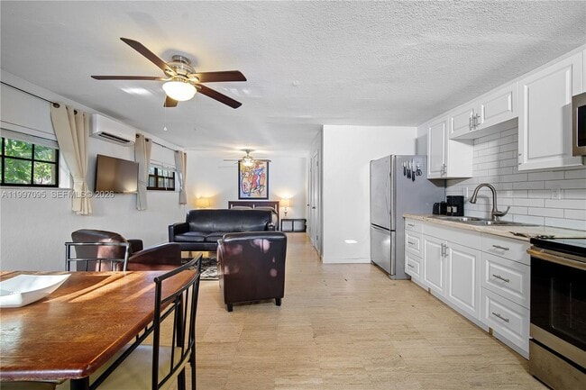 Building Photo - 1181 NE 160th St Unit 0