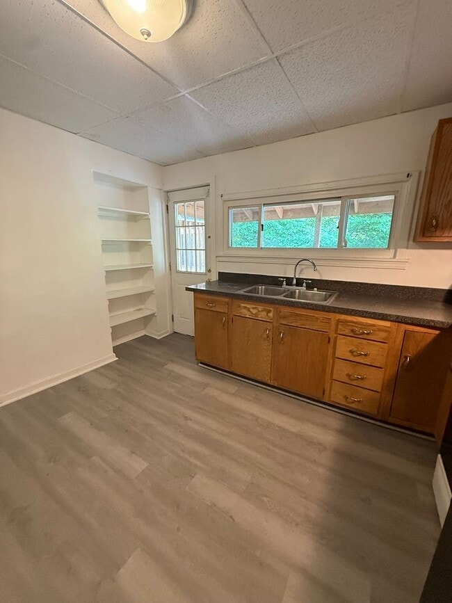 Photo - 1102 Langtry St