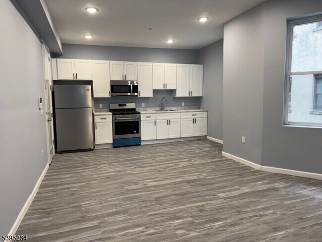 Photo - 155 Clifton Ave Unidad 2RR