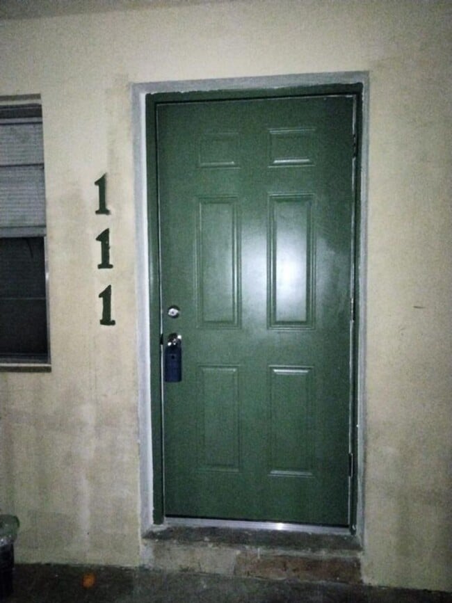 Building Photo - Largh 1 Bed 1 Bath