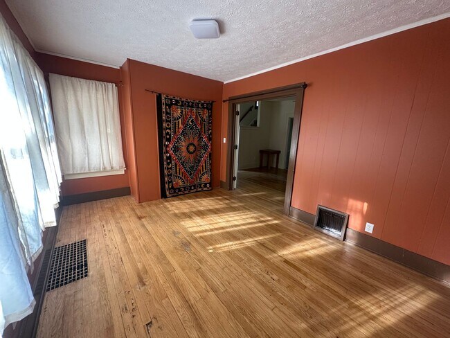 Photo - 1102 S Park St W