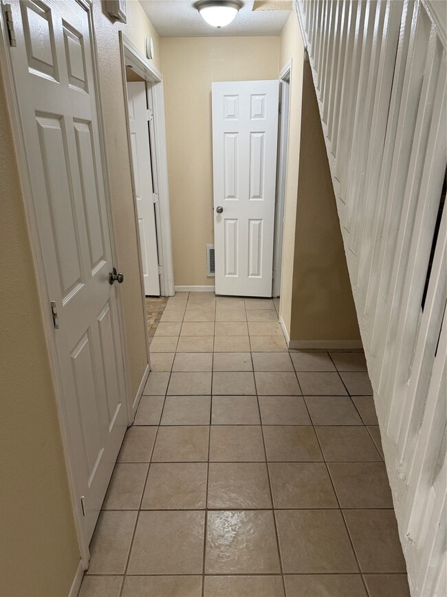 Building Photo - 9 Dewthread Ct