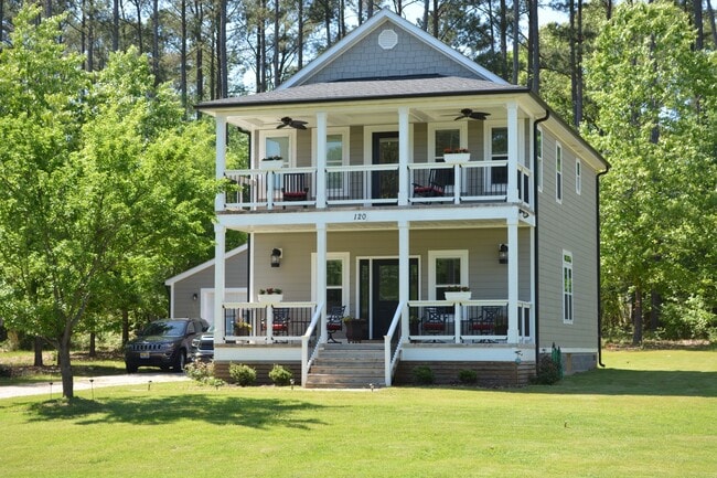 Charleston Charm on Lake Gaston -- HubQuar... - Charleston Charm on Lake Gaston -- HubQuar... Casa
