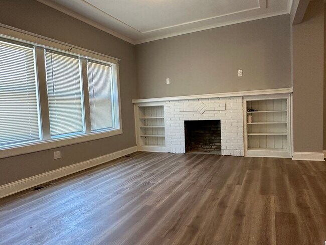 Photo - 10610 S La Salle St