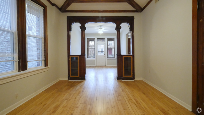 Building Photo - 1422 N Maplewood Ave Unit 1F Rental