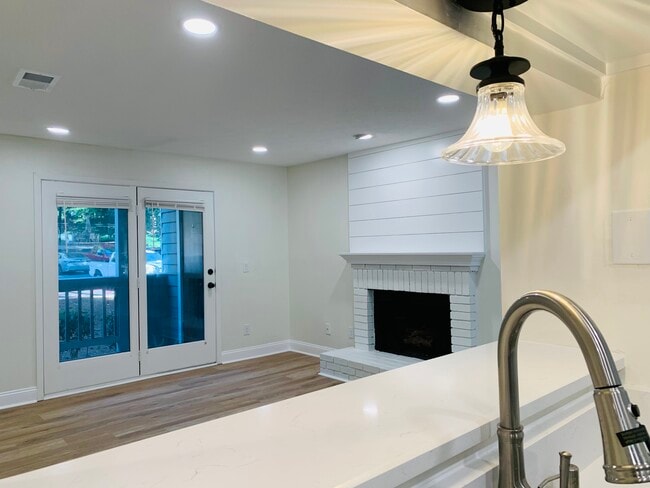 Building Photo - 524 Warm Springs Cir Unit Roswell Springs