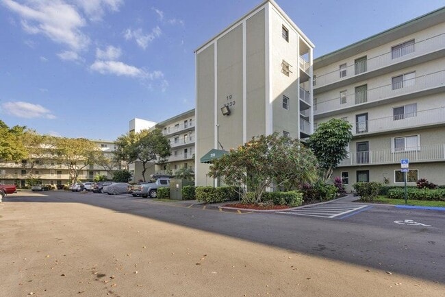Building Photo - 2230 N Cypress Bend Dr Unit 209