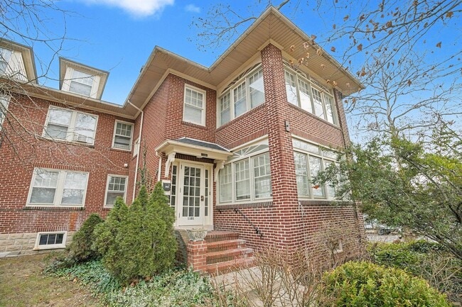 Building Photo - Rambler Unit 1 Bedroom w/Sunroom