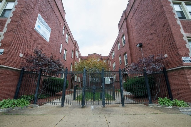 6700 S Indiana, ¡alejado - 6700 S Indiana Chicago, IL 60637