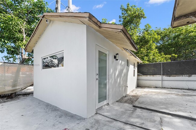 Photo - 129 SW 9th Ave Unit 3