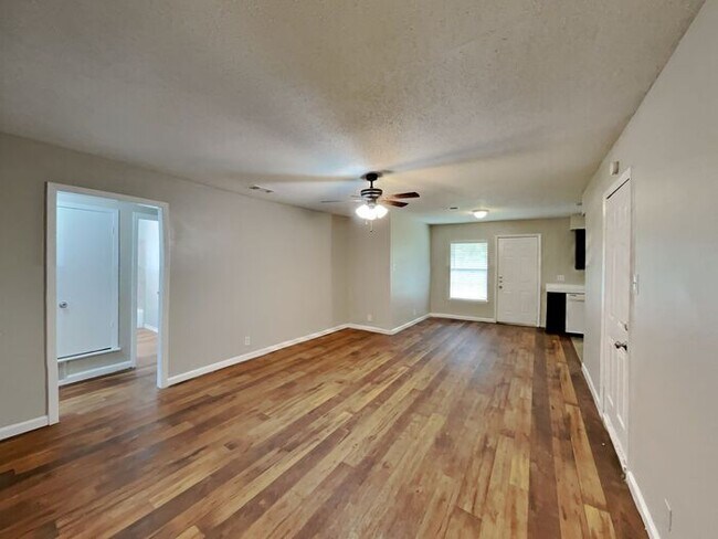 Photo - No Application Fees* 1 Month Free Rent w/M...