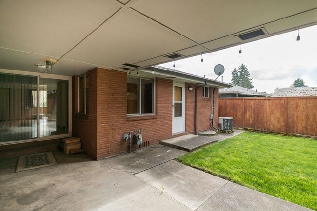 Photo - $500 move-in incentive! Awesome 3-bdrm/2-bath duplex in heart of Hillsboro—Laundry hook ups, atta... Unit 515 SE 12th