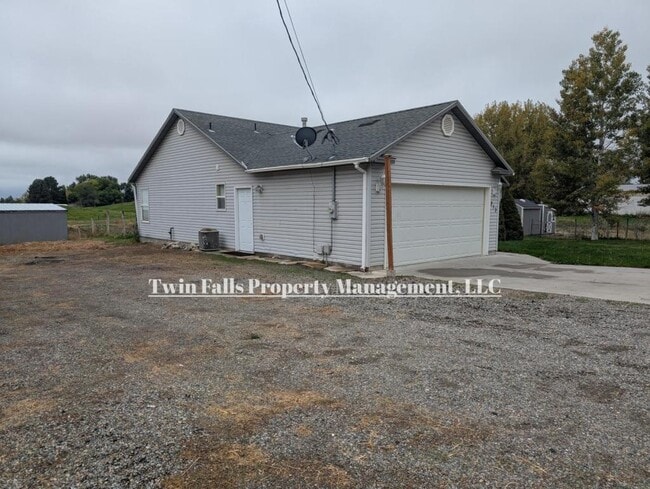 Photo - 213 Settlers Way W