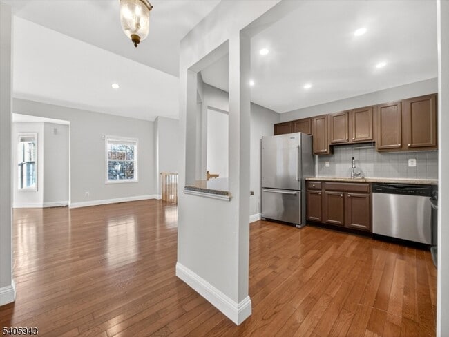 Photo - 124 Barclay Dr