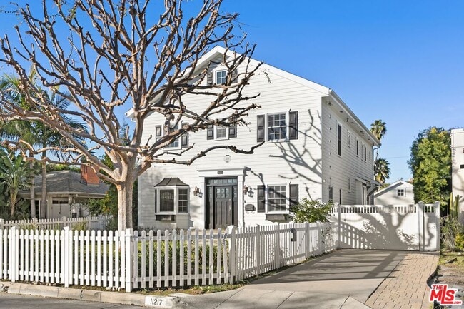 Building Photo - 11217 Kling St Rental