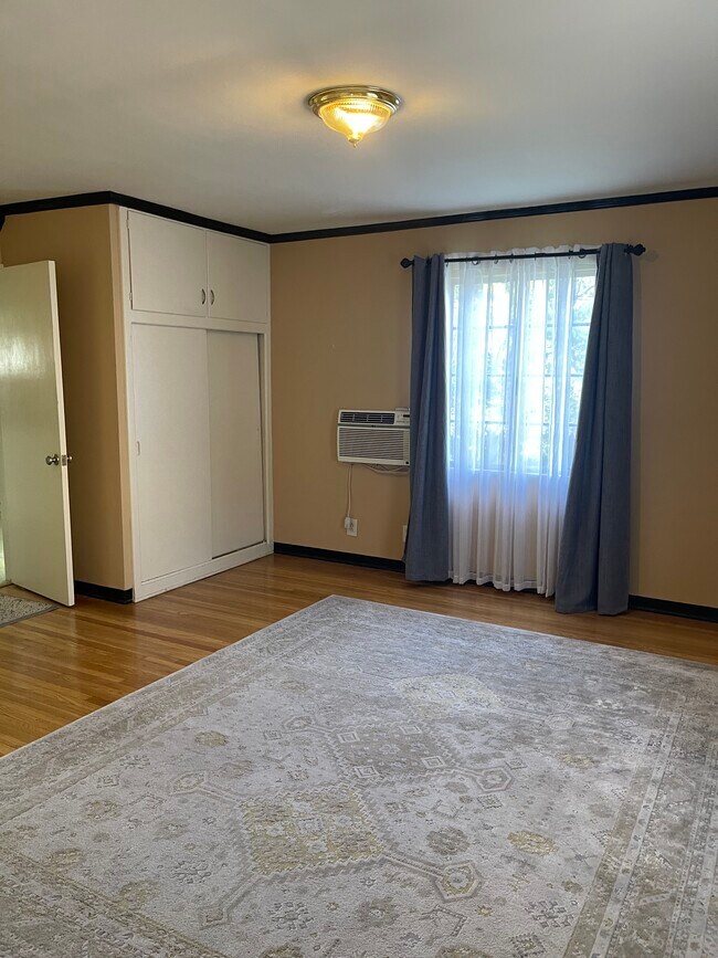 1431 1/2 N Allen Ave Unidad Studio with full kitchen