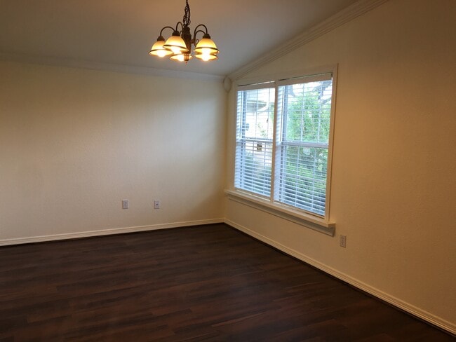 Photo - 1413 Glouchester Dr
