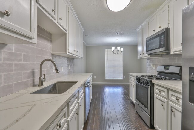 Photo - 506 Castlelake Dr