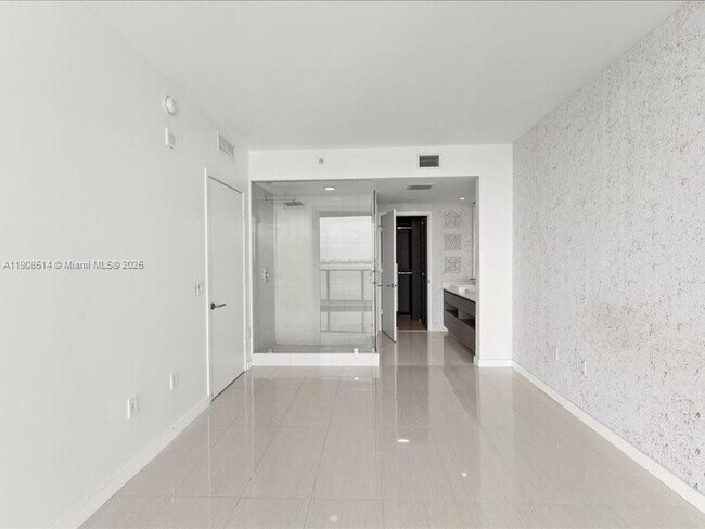 Photo - 460 NE 28th St