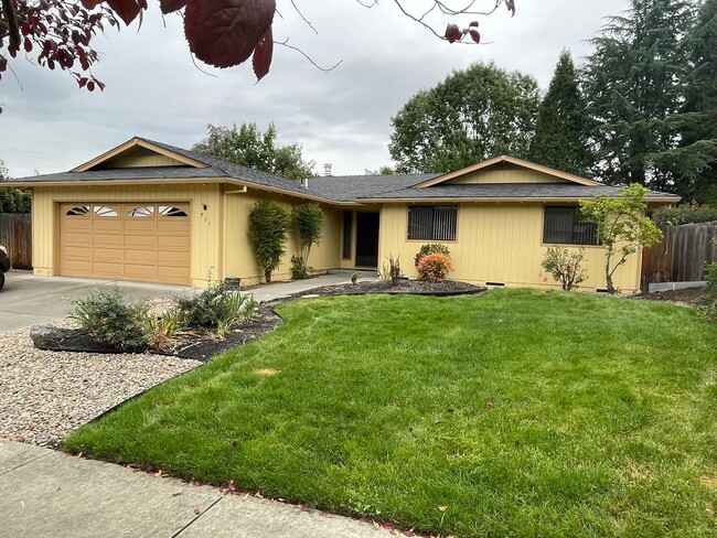 Building Photo - Desirable East Medford Single Story