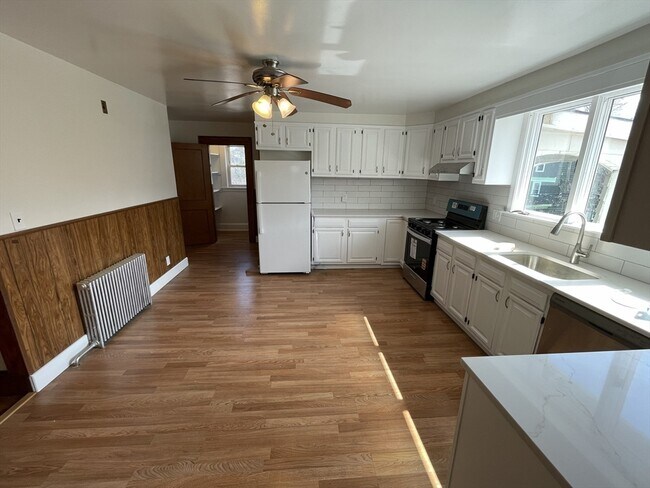 Building Photo - 26-28-28 Tip Top St Unit 26
