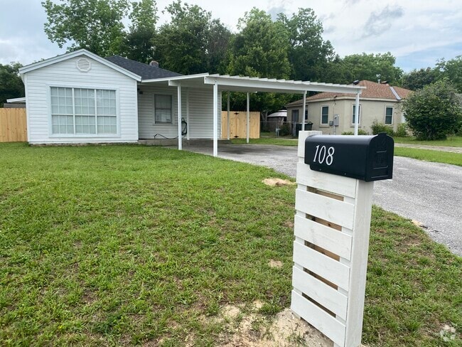 Building Photo - 108 Elm St Rental
