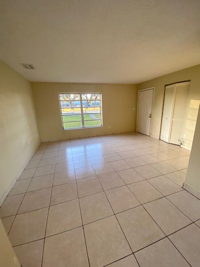 Photo - 2 Bed 1 Bath | Large Yard | Washer/Dryer H...
