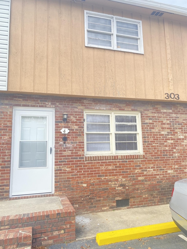 303 Pineywood Rd Condo For Rent in Thomasville, NC