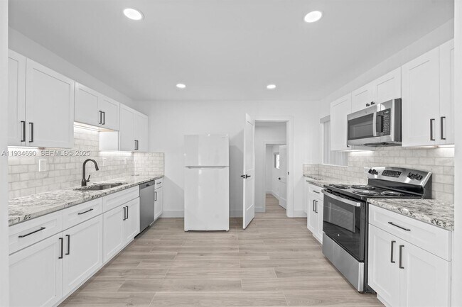 Photo - 326 191st St