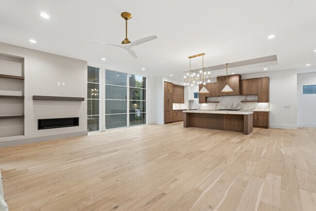 Amplio espacio de estar de concepto abierto con ventanales del suelo al techo y una perfecta integración con la cocina. - 3718 West End Ave Unidad 5