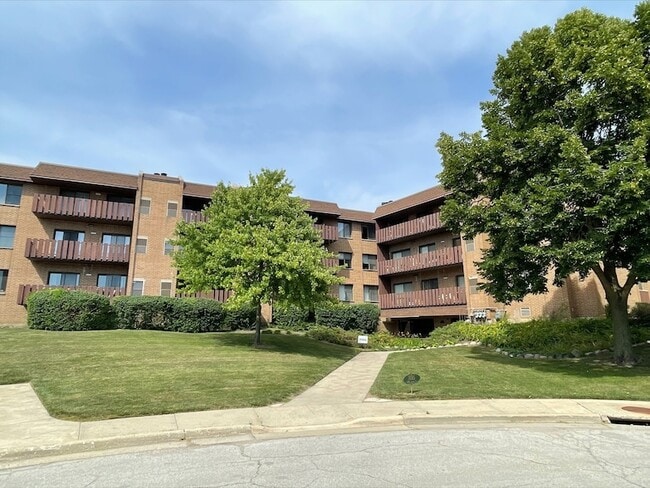 Building Photo - 1655 Lake Cook Rd Unit 343