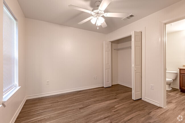 2BR, 2BA - 799SF - 1st Bedroom