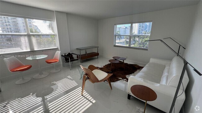 Building Photo - 619 Orton Ave Unit 405 Rental