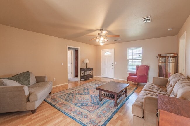 Photo - 3/2 in Tradewinds