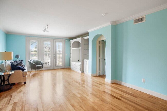 Building Photo - 3818 Holland Ave Unit 304