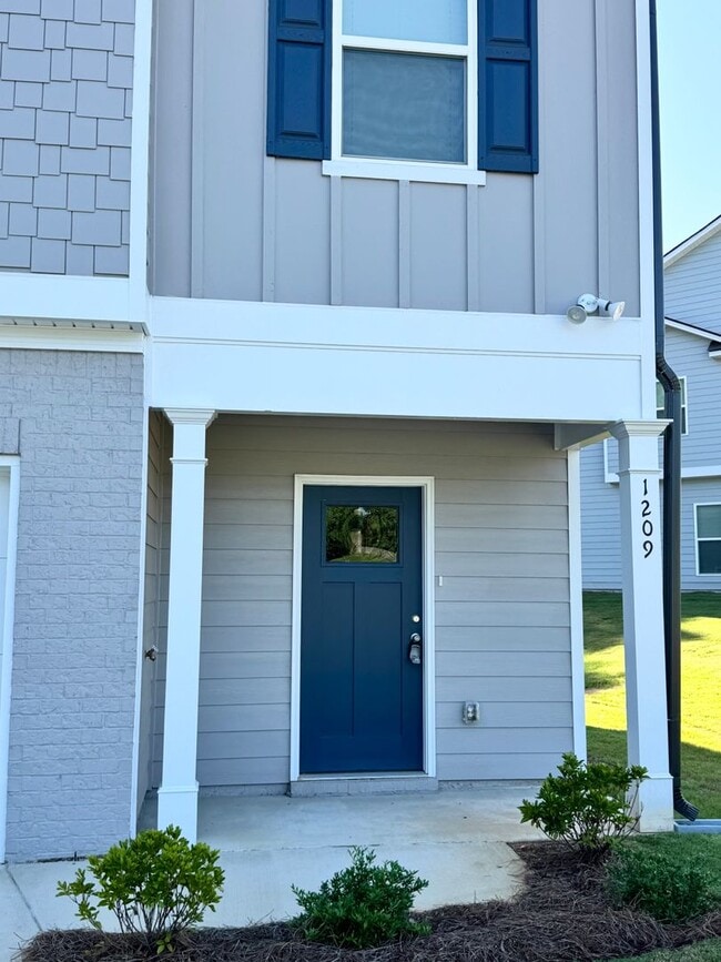 Building Photo - McCoy Street Townhomes!