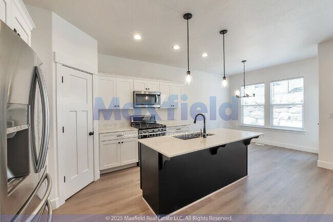 Photo - 5BD/3BTH/2GAR - Great space - Lehi Living