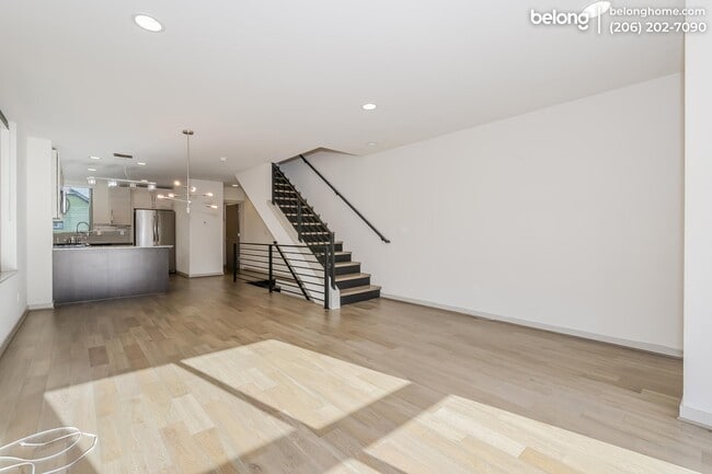 Photo - 504 N 105th St