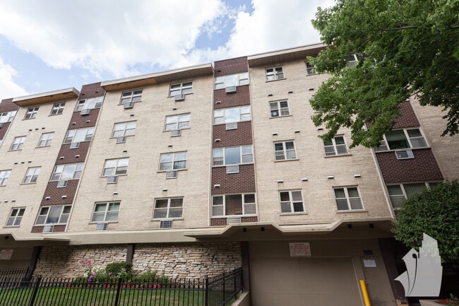 Building Photo - 420 W Aldine Ave Rental