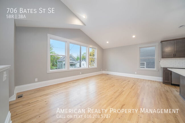 Photo - 706 Bates St SE