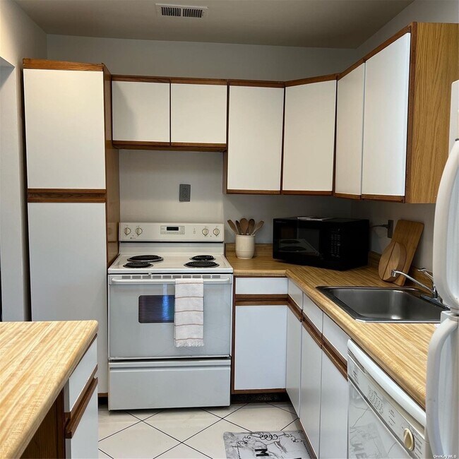 170 Southgate Cir Apartment Massapequa Park, NY