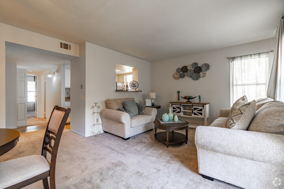 1BR, 1BA - 725SF - Living Room