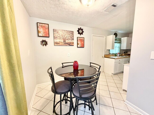 Photo - Home near downtown Savannah, Ga!! large fenced in backyard!!