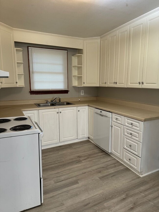 Photo - Beautiful 4 Bed, 2 Bath Brick Home Near Robins Air Force Base!