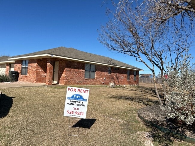 Building Photo - 915 McDaniel Cir