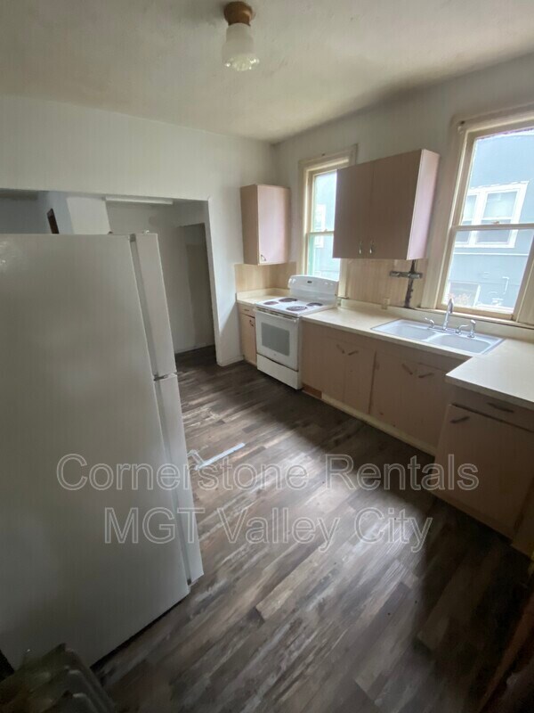 Photo - 261 College St SE