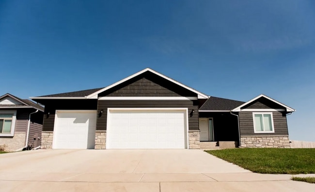 Building Photo - Discover Your Dream Home: Inviting Open Floor Plan, Spacious Living, and Stylish Finishes Awaits ...