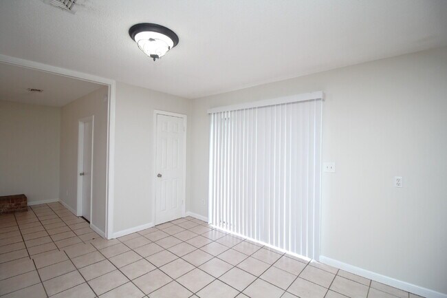 Hamilton Bridge Estates 3BR Brick Home Near Hwy 90, No Carpet & Open Living Space